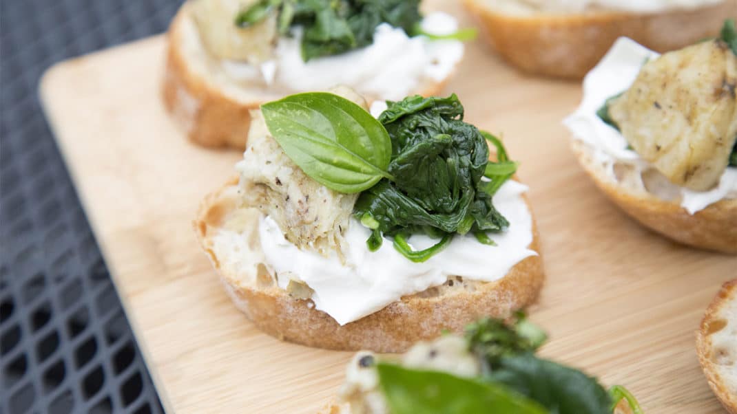 Artichoke Spinach Crostini for healthy holidays