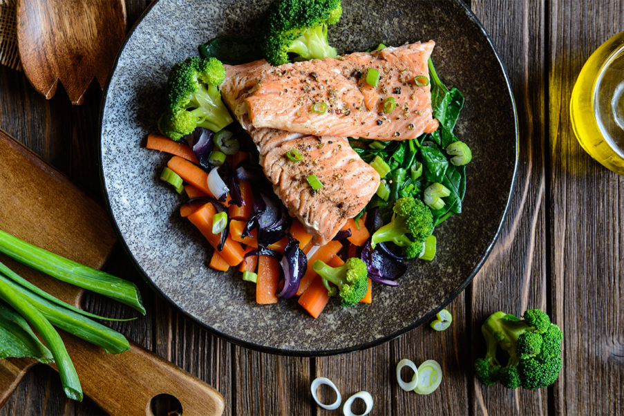 Steamed salmon with veggies
