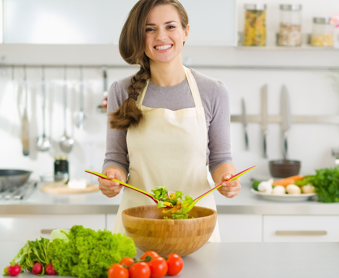 Давайте готовить вкусно. Женщина на кухне. Хозяйка на кухне. Готовка на кухне. Кухня Хозяюшка.