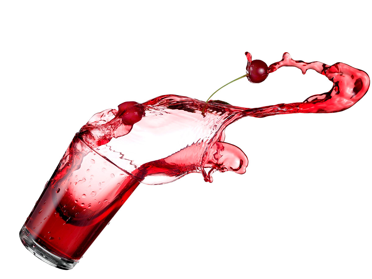 разлитый компот. компот с базиликом и ягодами. разлитый компот. компот в графине. разлитый компот.