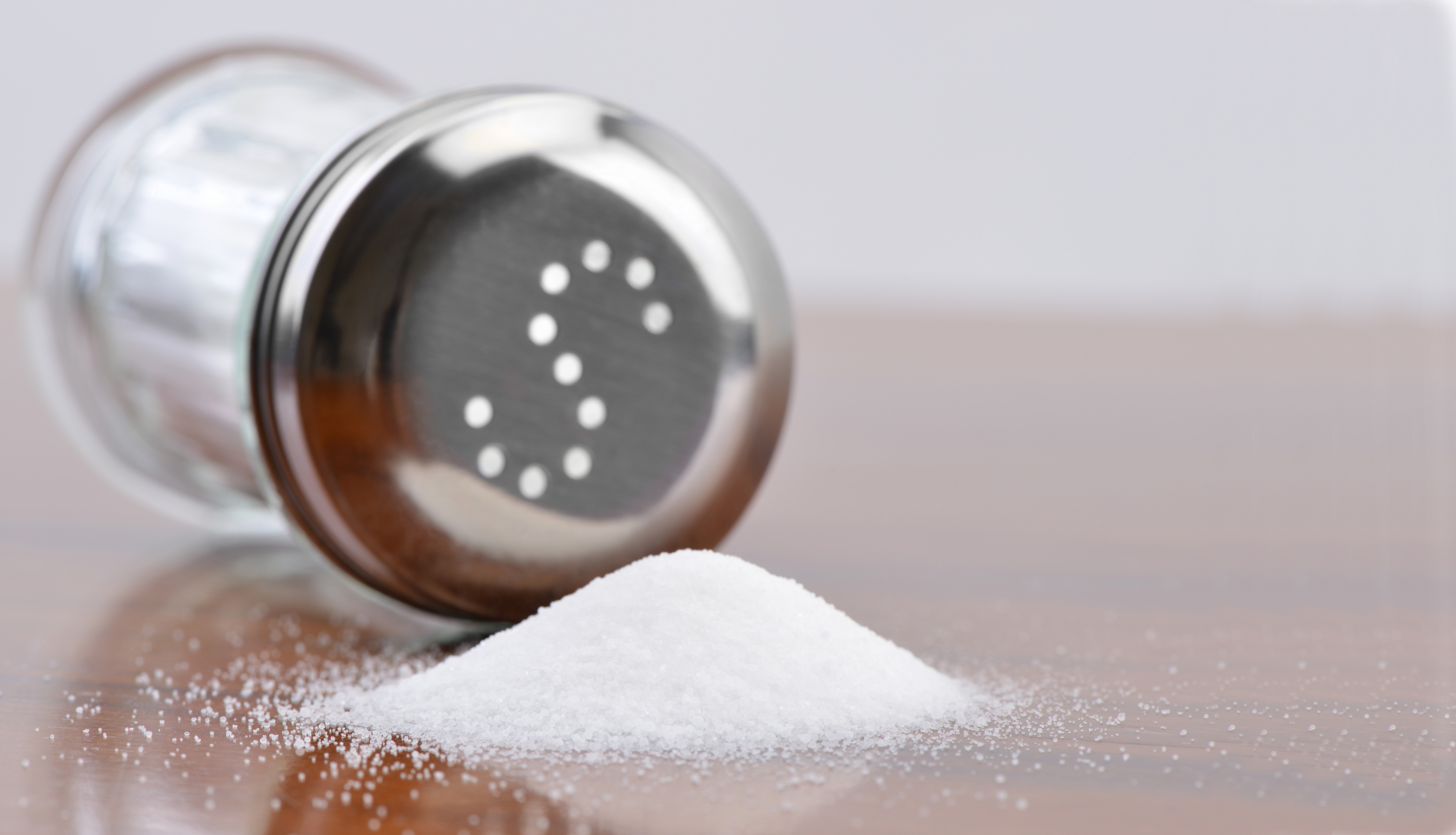 Diet salt. Просыпанная соль. Соль для еды. Капля соли. Щепотка соли.